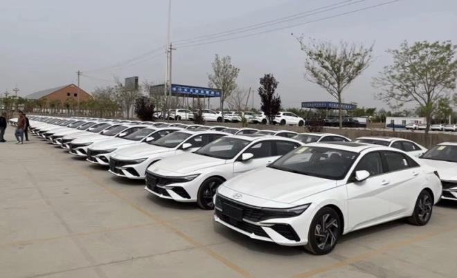 T�rkiye'de otomobil pazarlar�nda elektrikli ve hibrit modeller �ok tercih ediliyor. ODMD verilerine g�re y�l�n ilk 9 ay�nda elektrikli ve hibrit otomobillerin toplam sat��� 326 bin 35’e ula�t�. Bu iki grubun toplam pazar pay� y�zde 51,9’a ��karken, sat�lan her iki otomobilden biri elektrikli veya hibrit oldu.