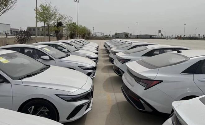 <h3>BENZ�NL�LER HALA �LK SIRADA</h3> <p>Yak�t t�rlerine g�re sat��lara bak�ld���nda benzinli otomobiller 258 bin 453 adetle ilk s�rada yer ald�. Hibrit otomobiller 204 bin 956 sat��la ikinci s�raya yerle�irken, tam elektrikli otomobil sat��lar� 120 bin 329 oldu.</p> <p>Dizel otomobil sat��lar� 34 bin 520’de kal�rken, otogazl� modellerde 8 bin 969 adet sat�� ger�ekle�ti.</p> <p>Benzinli jenerat�r�n bataryay� �arj etti�i uzat�lm�� menzilli modeller de dahil edildi�inde elektrikli otomobil sat��lar� 121 bin 79’a ula�t�.</p>