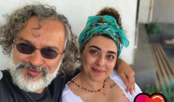 �te yandan �nl� oyuncu, yard�mc� y�netmen Yasemin �z ile 6 Temmuz 2022 tarihinde nik�h masas�na oturdu. �iftin Feraye Defne ad�nda bir k�z� bulunuyor. B�lend �olak zaman zaman e�iyle pozlar�n� da sosyal medyadan payla��yor.