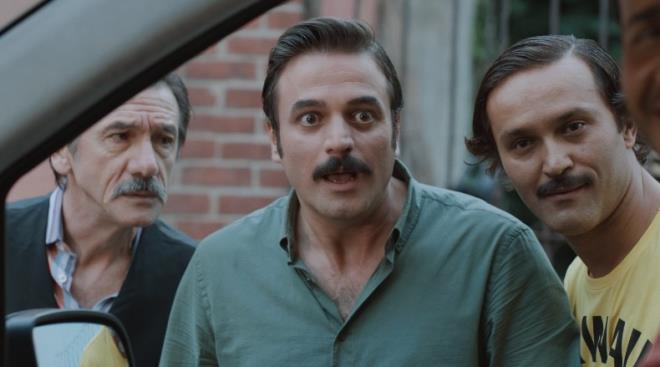 Tiyatro Hayali’nin “Me�hul Pa�a” oyununda Erdem Akak�e ve Fatih Koyuno�lu ile birlikte yer alan �olak'�n sa�� sakal� birbirine kar��m�� hali dikkat �ekti.