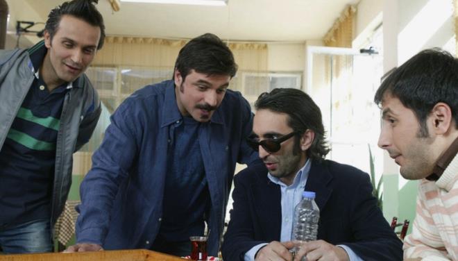 H�k�met Kad�n, �akallarla Dans, �llegal Hayatlar gibi filmlerle de ad�ndan s�z ettiren B�lend �olak oyunculu�a devam etse de �ok g�z �n�nde olan bir isim de�il.