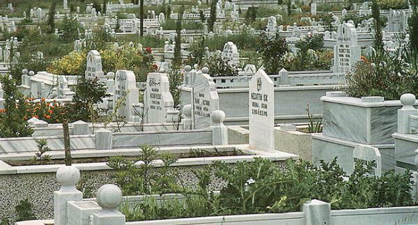 <p><b>Doru bilinen yanllar</b></p>     lmden geri dnmede, hastann kalbi tekrar altrldktan sonra nasl tedavi edildii ve hipoterminin ardndan bedenin nasl stldnn da byk nem tadnn altn izen Becker,