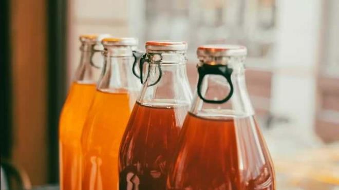 Kardiyolog uzman� Dr. Vadali �ekerin d�zenli t�ketilmesi halinde ciddi kalp-damar hastal�klar�na neden olurken kola ve benzeri i�ecekler, enerji i�ecekleri, aromal� kahveler ve meyve sular� da y�ksek miktarda �eker i�eriyor. <o:p></o:p>