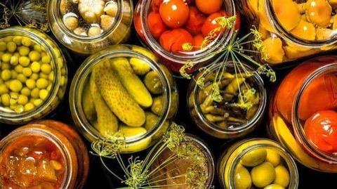 Morta�, "Clostridium botulinum, do�a �artlar�nda toprak men�eli olan bir bakteri ve bu bakteri asl�nda g�r�nenden �ok daha tehlikeli. Temelde y�ksek s�cakl�klarda inaktive olabiliyor, yok edebiliyoruz. Ama spor dedi�imiz, kendini uygun �artlar gelene kadar saklayabilen bir yap�ya sahip oldu�undan dolay�, uygun �artlar geldi�i zaman baz� olumsuz sonu�lara neden olabiliyor" dedi.