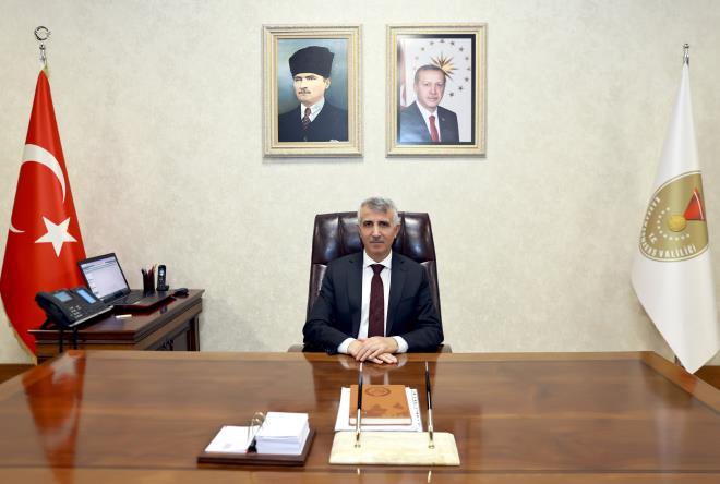 Erzurum do�umlu di�er valiler ise �anakkale Valisi �mer Toraman, Edirne Valisi Yunus Sezer ve Kahramanmara� Valisi M�kerrem �nl�er olarak s�raland�. Her iki il, devlete kazand�rd��� �st d�zey y�neticilerle listenin en �ok konu�ulan �ehirleri oldu.