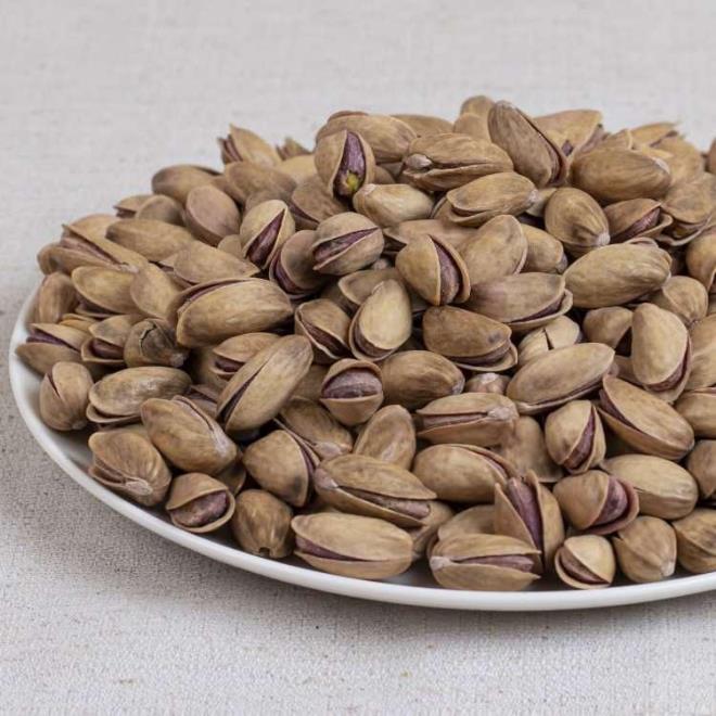 <p><strong>2- ANTEP FISTI�I</strong></p>    <p>&nbsp;</p>    <p>Bir�ok kuruyemi�e k�yasla daha d���k kalori ve ya� i�eren Antep f�st��� i�erisinde yer alan lif, B6 vitamini, protein ve fosfor sa�l�yor.</p>    <p>Lutein ve zeaksantin de dahil olmak �zere �e�itli antioksidan bile�enler de i�eren Antep f�st��� ba��rsak floras�n� de zenginle�tirerek sindirimi d�zenler.</p>