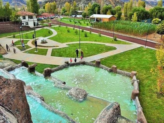 <p><em><strong>4- KIRKKALE</strong></em></p>    <p>&nbsp;</p>    <p>%75.48'lik oranla T�rkiye'nin en mutlu 4. �ehri oluyor. �ehrin n�fusu ise 271.92.</p>
