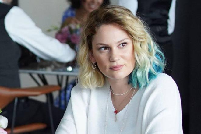 <strong>'�yle Bir Ge�er Zaman Ki' dizisindeki ba�ar�l� oyunculu�u ile dikkatleri �zerine �eken �nl� oyuncu Farah Zeynep Abdullah, yeni filminin galas�nda anne ve babas�na olan benzerli�i ile g�ndem oldu.</strong>