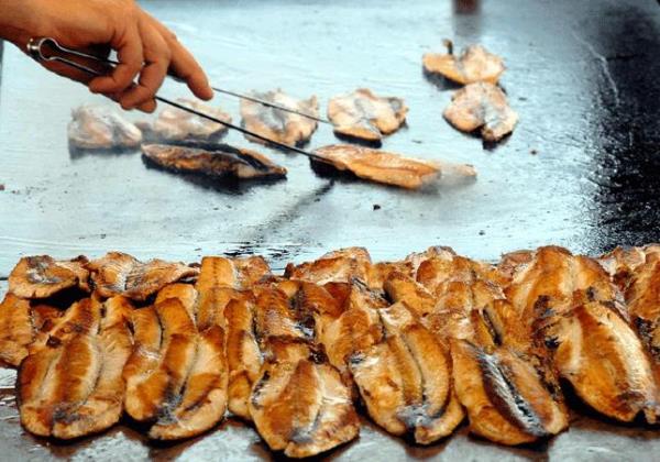 <b><p> BALIKTA KOLESTEROL OK</b></p>  Bir televizyon kanalna verdii rportajda da balktaki kolesterolden bahseden Karatay, "Krmz ette kolesterol vardr aman sakn yemeyin diyorlar. Beyaz ette de kolesterol vardr. Balkta daha ok kolesterol var. Kn sular souduu zaman balklar daha ok yalanr, bu yalar Omega 3 ve kolesteroldr",  dedi.