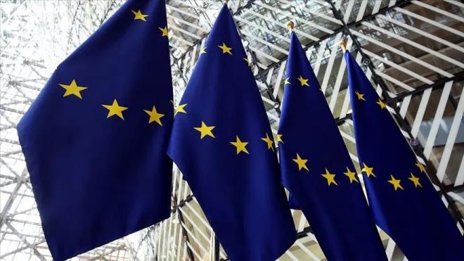 <p>AB Ticaret Komiseri Maro? ?efčovič ve beraberindeki heyetin �ar�amba g�n� �in?e gitmesi, g�r��melerin ise per�embe g�n� ba�lay�p cuma gecesine kadar s�rmesi bekleniyor.</p><p>�</p><p>Taraflar�n, �in?in AB kar��s�nda g�nl�k yakla��k 1 milyar euro'yu ticaret fazlas�n� azaltmaya y�nelik somut ad�mlar �zerinde �al��aca�� belirtiliyor. AB kaynaklar�, �n�m�zdeki hafta Br�ksel?de yap�lacak liderler zirvesinden �nce ?somut, anlaml� ve �l��lebilir? sonu�lar elde etmeyi hedefliyor.</p><p>�</p><p><strong>�LK HEDEF OTOMOT�V SEKT�R�</strong></p><p>�</p><p>G�r��melerin merkezinde, ilk a�amada tek bir sekt�r� kapsayacak bir pilot anla�ma bulunuyor. Bu anla�ma modelinin otomotiv sekt�r�nde uygulanmas� ve ba�ar�l� olmas� halinde ilerleyen aylarda ba�ka sekt�rlere de geni�letilmesi planlan�yor.</p><p>�</p><p>AB ile �in aras�ndaki ticaret gerilimini tam �l�ekli bir ticaret sava��na d�n��meden kontrol alt�na alma �abalar� haziran ay� sonunda ba�lam��t�.</p><p>�</p><p>Ancak AB?nin Ekim 2024?te �in �retimi elektrikli ara�lara ek g�mr�k vergileri getirmesinin ard�ndan, tarifelerin d���nda kalan hibrit ara�lar�n Avrupa?ya ihracat�nda h�zl� bir art�� ya�and�.</p>