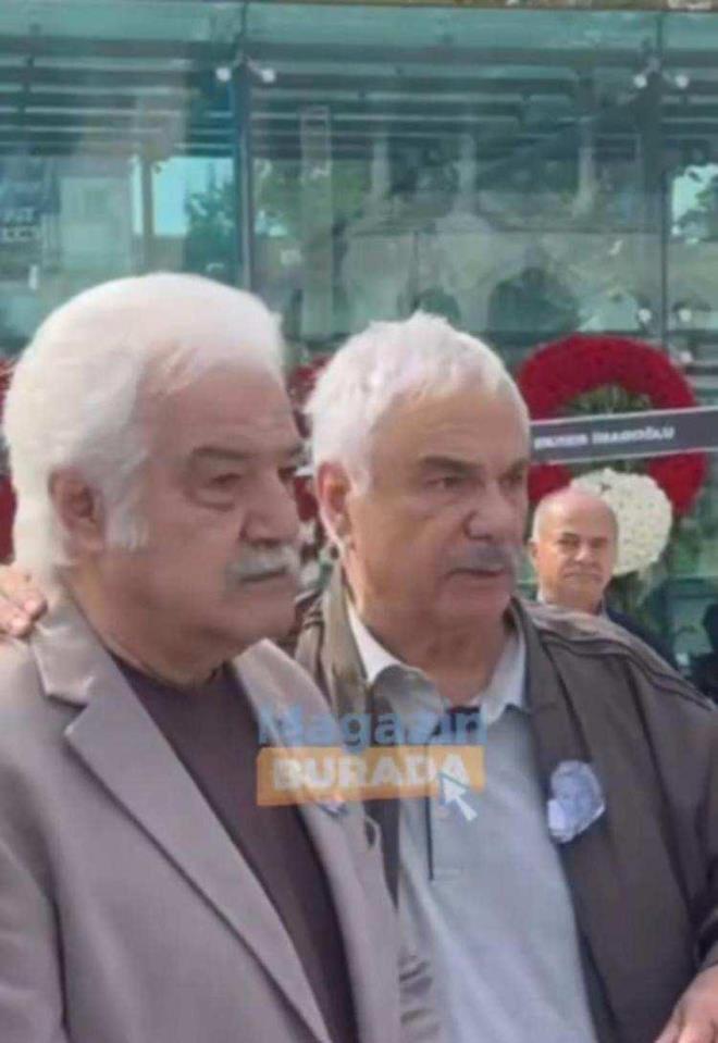 <p>FOTO�RAF �STEKLER�NE TEPK� G�STERD�</p>    <p>Cenaze s�ras�nda Serdar G�khan’dan foto�raf �ektirmek isteyenlerin olmas� ise usta oyuncuyu k�zd�rd�.</p>    <p>&nbsp;</p>
