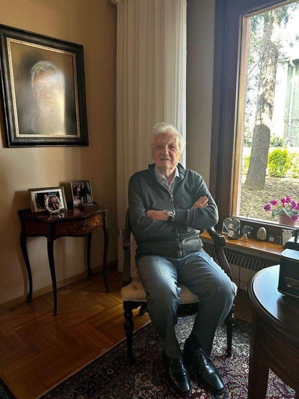 <p>“YE��L�AM’DA YAPRAK D�K�M� S�R�YOR”</p>    <p>G�ksel Arsoy’a son g�revini yerine getirmek i�in t�rene kat�lan Serdar G�khan, ya�anan kay�plara de�inerek, “Ye�il�am’da yaprak d�k�m� s�r�yor. S�ra bana da gelecek” dedi.</p>