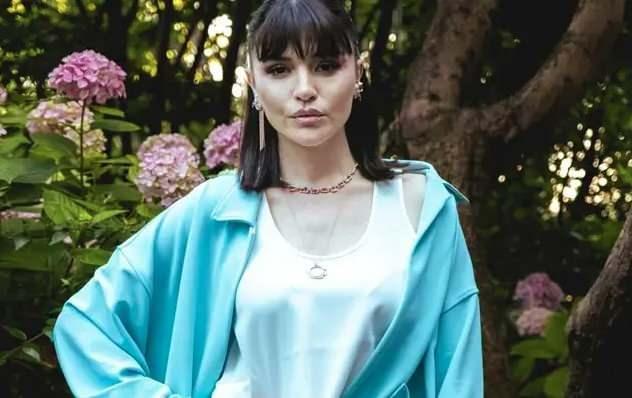 Asya ad�nda minik bir k�z� olan Vuslateri k�z�n�n do�umundan sonra �stanbul'un g�be�i Cihangir'i terk etti.