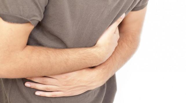 Dr. Yal��n, bo�az refl�s�n�n gastro�zofageal refl� (mide refl�s�) hastal���yla s�k�a kar��t�r�ld���n� belirterek aralar�ndaki temel fark� ��yle anlatt�:<br>  <em><strong>"Mide refl�s�nde asit yemek borusuna kadar y�kselirken g���ste yanma �n plandad�r. Bo�az refl�s�nde ise asit g�rtlak ve yutak b�lgesine ula��r. Bu nedenle ses k�s�kl���, kronik �ks�r�k ve bo�azda tak�lma hissi gibi farkl� belirtiler ortaya ��kar."</strong></em>