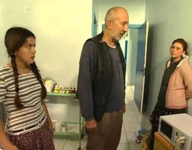 HAL�L G�NE�L� KARAKTER�YLE HAFIZLARA KAZINDI<br><strong>1998-2004 y�llar� aras�nda ekrana gelen �vey Baba dizisindeki k�t� karakteriyle haf�zlara kaz�nan �nl� oyuncu �emsi �nkaya, daha sonra Bizimkiler, S�per Baba, Ferhunde Han�mlar, Hayat Ba�lar� ve B�yle mi Olacakt� gibi pek �ok yap�mda rol alm��t�.</strong>