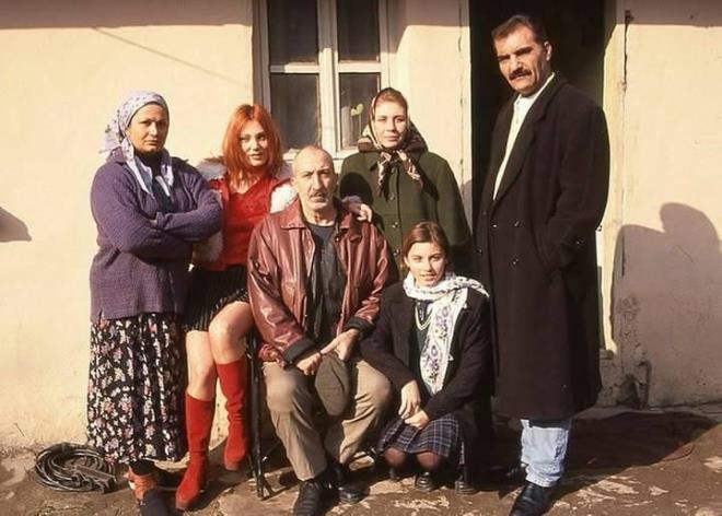 <strong>Bir d�neme damga vuran �vey Baba dizisinde yer ald��� Halil G�ne�li karakteriyle haf�zalara kaz�nan usta oyuncu �emsi �nkaya, y�llar sonraki g�r�nt�s�yle yeniden g�ndeme geldi.</strong>