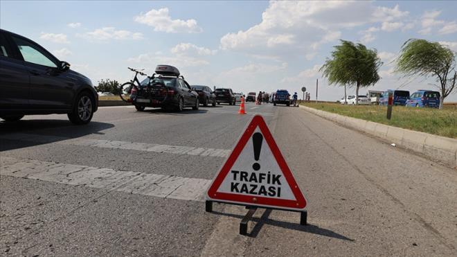HIZ TRAF�K KAZALARINDA ANA ETKEN  <br>  Trafik kazalar�nd​a, ara� h�z�n� yol, hava ve trafi�in gerektirdi�i �artlara uydurmamak en ba�taki s�r�c� kusurlar� aras�nda yer al�yor. Kav�ak, ge�it ve kaplaman�n dar oldu�u yerlerde ge�i� �nceli�ine uymamak ikinci s�rada yer al�rken arkadan �arpmalar ���nc� s�rada bulunuyor.