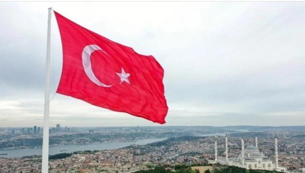 <strong>G��L� �RET�M KAPAS�TES� VE STRATEJ�K KONUM</strong><br>Toplam Gayri Safi Yurti�i Has�la b�y�kl��� bak�m�ndan d�nyan�n �nde gelen ekonomileri aras�nda yer alsa da kalabal�k n�fus yap�s� nedeniyle ki�i ba�� gelir s�ralamas�nda �st basamaklar�n gerisinde kalan T�rkiye; g��l� �retim kapasitesi, stratejik konumu ve dinamik pazar�yla geli�mekte olan �lkeler aras�ndaki kritik a��rl���n� s�rd�r�yor.
