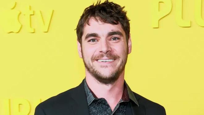 <p>Vince Gilligan'�n yarat�c�s� oldu�u Breaking Bad dizisinde Bryan Cranston'�n canland�rd��� Walter White ile Anna Gunn'�n hayat verdi�i Skyler White'�n o�lunu oynayan Mitte, performans�yla uluslararas� �ne kavu�tu.</p><p>&nbsp;</p><p>Dizide canland�rd��� Walter White Jr. karakteri gibi ger�ek ya�am�nda da serebral palsi rahats�zl��� bulunan oyuncu, Hollywood'da engelli bireylerin temsiline y�nelik �al��malar y�r�tt�.</p><p>&nbsp;</p><p>Mitte, United Cerebral Palsy ve Shriners Children's kurulu�lar�n�n el�ili�ini �stlenirken kendi ad�n� ta��yan Mitte Vakf� arac�l���yla da engelli bireylere y�nelik �nyarg�larla m�cadele etti.</p><p>&nbsp;</p><p>Mitte, �l�m�nden yaln�zca birka� g�n �nce podcast programlar�na kat�larak yeni filmi Talking to Strangers'�n tan�t�m�n� yap�yordu.</p><p>&nbsp;</p><p>Oyuncu, Breaking Bad d���nda Netflix'in s�per kahraman dizisi The Guardians of Justice'ta Mind Master karakterini canland�rd�. Ayr�ca Switched at Birth dizisi ile The Recall (2017) ve The Oak Room (2020) filmlerinde rol ald�.</p><p>&nbsp;</p><p>Mitte'nin yap�m ve �n haz�rl�k a�amas�nda bulunan ba�ka projeleri de vard�.</p>