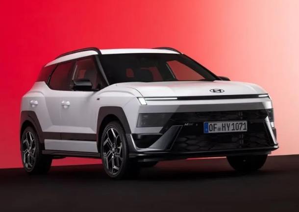 <p>- "Kilit rol oynayan bir fabrika"</p> <p>Yeni Bayon'un �retilece�i �zmit'teki Hyundai Fabrikas�'n�n �nemine de de�inen Martinet, �unlar� kaydetti:</p> <p>"�zmit, G�ney Kore d���nda kurulan ilk fabrikam�z, dolay�s�yla �zmit, bizim i�in b�y�k bir �nem ta��yor. �zmit'te, yak�n zamana kadar yaln�zca benzinli motorlara sahip k���k ara�lar �retiyorduk ancak art�k rotam�z� ciddi �ekilde de�i�tiriyoruz. Hatta IONIQ 3 elektrikli modelin �retilece�ini �imdiden duyurduk. Bug�n, 2027'de piyasaya s�r�lecek olan yeni Bayon'un bir hibrit se�ene�ine sahip olaca��n�n duyuraca��z. Dolay�s�yla �zmit tesisi asl�nda sadece k���k ara�lar�m�z� de�il, ayn� zamanda bug�n�n ve yar�n�n m��teri taleplerine tam anlam�yla yan�t veren yeni motorlar� ve yeni g�� aktar�m sistemlerini de �retiyor."</p>