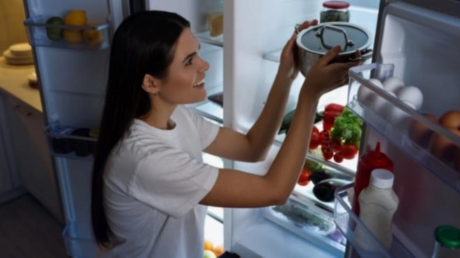 G�dalar�n tazeli�ini ve lezzetini korumak her ne kadar do�ru saklama ko�ullar�ndan ge�se de, her besini so�uk havayla bulu�turmak yap�labilecek en b�y�k hatalar�n ba��nda geliyor. ��nk� d���k �s� baz� g�dalar�n do�al yap�s�n� bozarak aromalar�n� ve dokular�n� tamamen yok ediyor. ��te mutfakta s�k�a yap�lan bu saklama hatalar�n� �nlemek ve lezzet kayb�n�n �n�ne ge�mek i�in buzdolab�na asla konulmamas� gereken o 10 g�da...