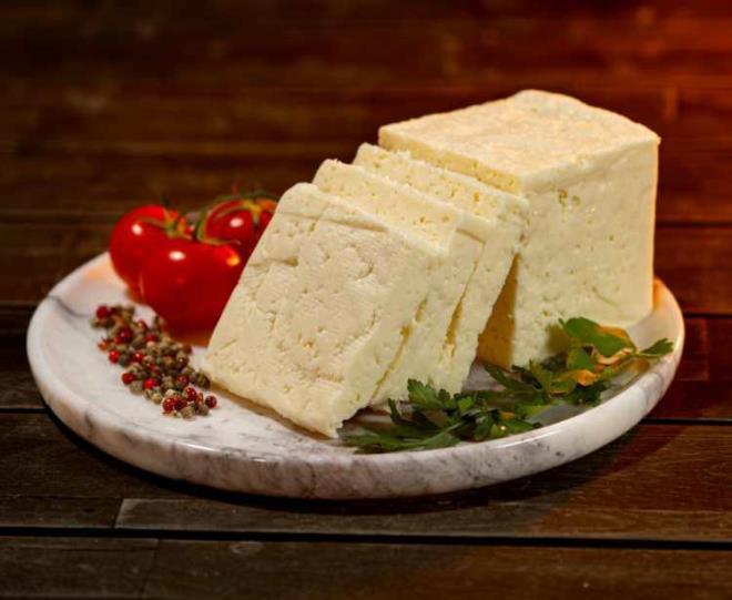 <p>EZ�NE PEYN�R�</p>    <p>�anakkale y�resine ait olan inek, ke�i ve koyun s�t�nden elde edilen Ezine peynirinde de 100 gram� 3,04 gram tuz oran� ile �ne ��k�yor.</p>