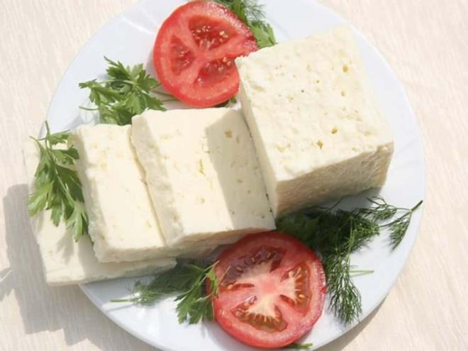 <p>ED�RNE BEYAZ PEYN�R�</p>    <p>Trakya’n�n geleneksel peynirlerinden olan Edirne Peyniri de salamurada olgunla�mas�yla bilinir. Kendine �zg� lezzeti ile 100 gram�nda 2,92 gram tuz bulunduruyor.</p>