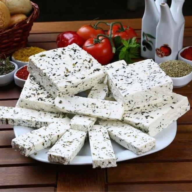 <p>VAN OTLU PEYN�R</p>    <p>Van'da yeti�tirilen y�resel otlar ile haz�rlanan Van'�n otlu peyniri 100 gram�nda 5,01 orannda tuz bar�nd�r�yor. ��erisindeki y�ksek tuz de�eri nedeniyle listenin en y�ksek tuz oran�na sahip peyniri oldu.</p>