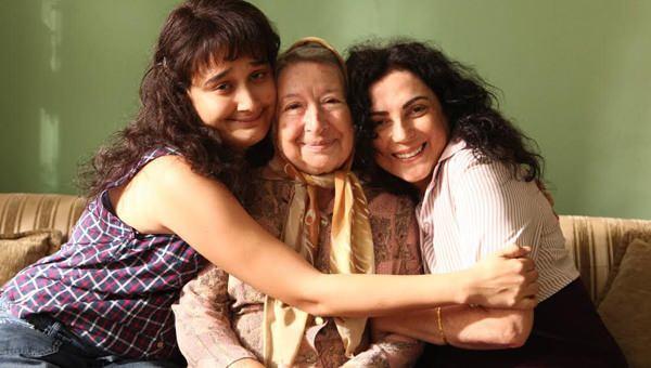 <strong>2014 y�l�nda vizyona giren ilk “Deliha” filminde Zeliha karakteri i�in yaln�zca konu�ma ve davran�� bi�imini de�i�tirmeyen �zay, fiziksel g�r�n�m�n� de de�i�tirerek 23 kilo ald�.</strong>