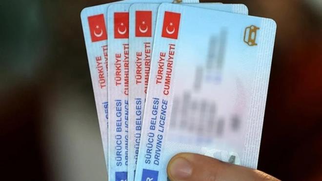 <p><strong>Kimlik ehliyet ve pasaport i�in n�fus m�d�rl���</strong></p> <p>Kimlik kart�, s�r�c� belgesi ve pasaport yenileme i�lemleri n�fus m�d�rl�klerinde yap�l�yor. Ba�vuru i�in Alo 199 veya NV�’nin internet sitesi �zerinden randevu al�nabiliyor. Ki�iye �zel �stanbulkart�n� kaybedenlerin ise kart�n� kullan�ma kapatmas� gerekiyor. Yeni kart ba�vurusu �stanbulkart’�n resm� internet sitesi veya ba�vuru merkezleri �zerinden yap�labiliyor.</p>