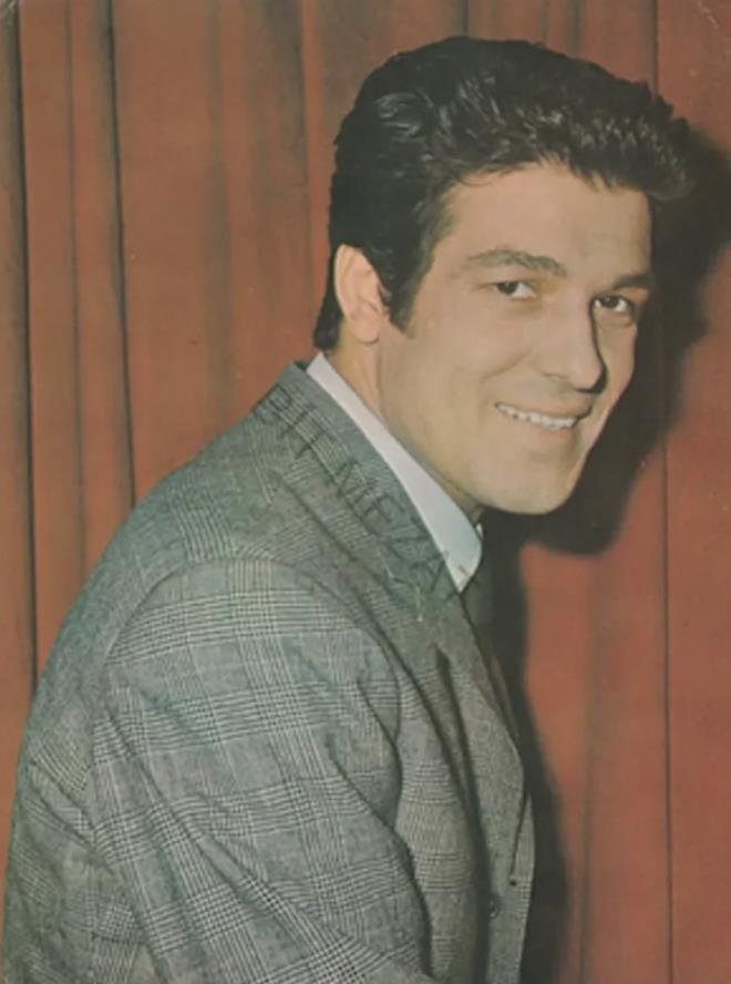 Ancak bir d�nem sineman�n en g�zde isimleri aras�nda yer alan �zzet G�nay, y�llar �nce oyunculuktan uzakla�arak g�zlerden uzak bir ya�am s�rmeye ba�lad�.