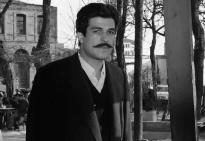 <h3>92 YA�INDAK� �ZZET G�NAY YILLAR SONRA G�R�NT�LEND�</h3> <p>Uzun s�redir kameralardan uzak olan usta oyuncu, 86 ya��nda hayat�n� kaybeden ressam, akademisyen ve oyuncu S�leyman Saim Tekcan'�n cenaze t�reninde ortaya ��kt�.</p>