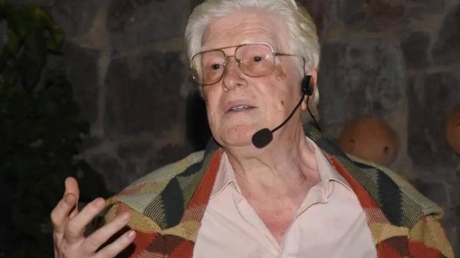 Ye�il�am'�n unutulmaz j�nlerinden, Vesikal� Yarim filminin Halil'i �zzet G�nay, uzun bir aran�n ard�ndan g�r�nt�lendi. 92 ya��ndaki sanat�� uzun s�re �nce oyunculu�u b�rakm�� ve g�zlerden uzak bir ya�am s�rmeye ba�lam��t�...