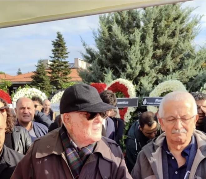 Vesikal� Yarim filmindeki Halil karakteriyle sinemaseverlerin haf�zas�nda yer edinen usta oyuncunun 92 ya��ndaki son hali de b�ylece objektiflere yans�d�.