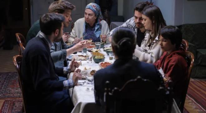 Oysa s�z konusu g�r�nt�ler g�ncel bir olay� de�il, bundan yakla��k 1,5 y�l �nce (15 Haziran 2025 tarihinde) ya�anm�� ve o d�nemde h�zl�ca ��z�me kavu�turulmu� m�nferit bir tart��may� g�stermektedir. �stelik bu tart��man�n taraf� olan ki�iler kesinlikle K�pr� Film’in ba�ar�yla s�rd�rd��� G�n�l Da�� dizisi ekibi de�il, K�pr� Film’in dijital platform i�in haz�rlad��� ba�ka bir dijital platform projesinde yer alan ekiptir. 1,5 y�l sonra payla��lan bu g�r�nt�ler K�pr� Film’in personellerinin maa�lar�n� �demedi�i y�n�nde tamamen alg� yaratmaya ve �irketin ticari itibar�n� zedelemeye y�nelik art niyetli bir giri�imdir.