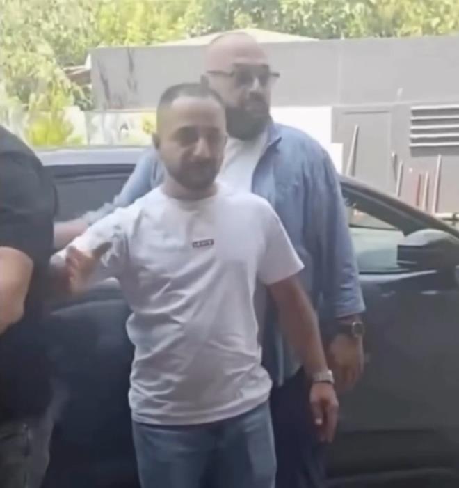 TRT 1 ekranlar�n�n reyting rekortmeni dizisi "G�n�l Da��"n�n yap�mc�s� Ferhat E�siz’in, aylard�r hi�bir personelin maa��n� �demedi�i ve haklar�n� talep eden dizi emek�ilerini sert bir �ekilde kovdu�u iddias� sosyal medyada b�y�k yank� uyand�rd�.