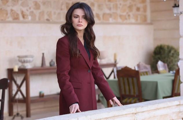 <div class="content-text"><h3>"YAZARIMIZ TERS K��E YAPMAYI SEV�YOR"</h3> <p>Dizinin hik�yesindeki s�rprizlere de de�inen �nsal, yeni b�l�mlerin senaryolar�n� b�y�k bir merakla beklediklerini s�yledi.</p>
