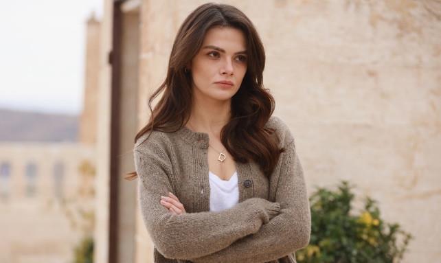 Pop�ler televizyon dizisi Uzak �ehir'de Alya karakterine hayat veren ba�ar�l� oyuncu Sinem �nsal, kat�ld��� �zel etkinlikte bas�n mensuplar�n�n sorular�n� yan�tlad�.