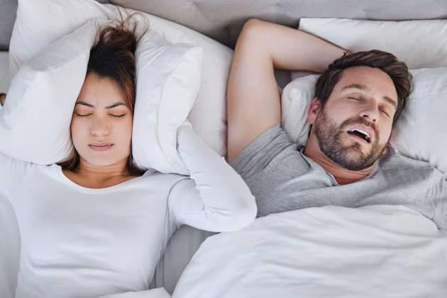 Tedavi edilmeyen uyku apnesinin uzun vadede farkl� sa�l�k sorunlar�yla ili�kili olabilece�ine dikkat �eken Op. Dr. Oymak, <strong><em>"Uyku s�ras�nda oksijen seviyesinin d��mesi ve tekrarlayan uyanmalar, kan bas�nc�nda de�i�ikliklere ve hipertansiyon riskinde art��a yol a�abilir. Baz� hastalarda kalp ritmi bozukluklar� da g�r�lebilir. Uyku apnesinin kalp ve damar sa�l��� �zerindeki olas� etkileri nedeniyle belirtilerin g�z ard� edilmemesi gerekiyor"</em></strong> ifadelerini kulland�.
