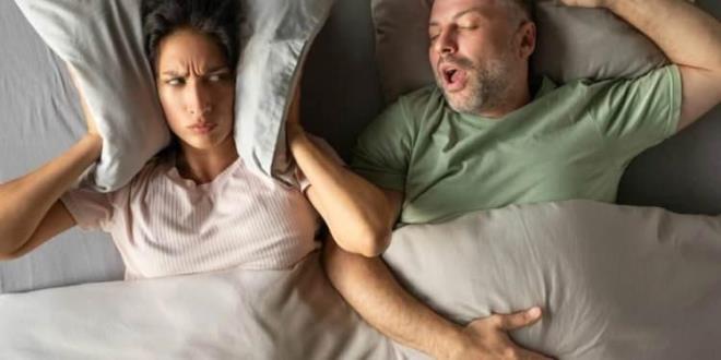 Uyku apnesinde solunumun tekrarlayan �ekilde kesintiye u�ramas�n�n uyku kalitesini d���rebildi�ini ifade eden Op. Dr. Oymak, <strong><em>"Uyku s�ras�nda dokulara ula�an oksijen miktar�n�n azalmas� ve uykunun s�k s�k b�l�nmesi, ki�inin dinlenmesini engelleyebilir. Bunun sonucunda g�n i�inde a��r� uyku hali, yorgunluk, dikkat da��n�kl��� ve sabah ba� a�r�s� gibi �ik�yetler g�r�lebilir"</em></strong> dedi.