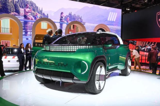 <p>Fiat �u anda halk�n bu konsepte verece�i tepkiyi �l�meye devam ediyor. Buradaki as�l zorluk, al�c�lar�n ger�ekten farkl� bir tasar�ma haz�r olup olmad���n� veya pazar�n mevcut e�ilimlerinin a��lamayacak kadar g��l� olup olmad���n� belirlemek. Sonu� ne olursa olsun, Multiplay konsepti Fiat'�n geleneksel s�n�rlar�n �tesine bakmaya istekli oldu�unu g�steriyor.</p><p>&nbsp;</p><p>Otomobil �reticileri y�llard�r bizi herkesin y�ksek ve kasl� bir araca ihtiyac� oldu�una inand�rmaya �al��sa da asl�nda ger�ek bu de�il. Otomotiv pazar�ndaki bu tek tiple�me, station wagon ve minivan gibi daha geleneksel g�vde tiplerini arka plana iterek pazar�n yap�s�n� de�i�tirdi. Oysa station wagon modelleri benzer bagaj kapasitesi ve daha iyi aerodinami sunarken, minivanlar h�l� en pratik aile ara�lar� aras�nda yer al�yor. Multiplay gibi yenilik�i konseptler, aile dostu ula��m�n illa ki y�ksek bir s�r�� pozisyonu ve kaba plastik kaplamalarla gelmek zorunda olmad���n� al�c�lara hat�rlatarak bu gidi�at� tersine �evirmeye yard�mc� olabilir.</p>