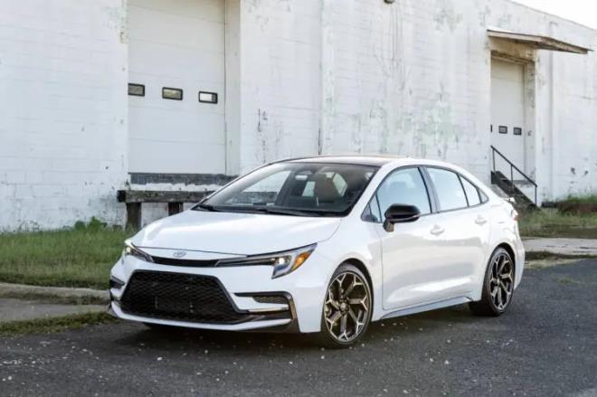 D���K YAKIT, PRAT�K KULLANIM<br>Renault Clio, �zellikle �ehir i�i kullan�m i�in �nerilen modeller aras�nda g�steriliyor. 2020–2021 model Clio 5'ler, 800 bin – 1 milyon TL band�nda al�c� buluyor.