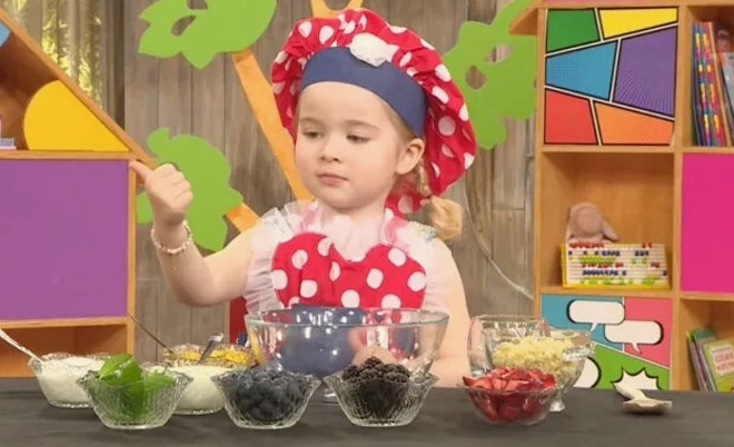 Galada annesiyle birlikte bulunan Demirbilek, yeni projeler i�in teklifler ald���n� ve bu teklifleri de�erlendirdi�ini belirtti. Ad� “Kutu Bebek”le �zde�le�en oyuncunun yeni projesi merak konusu oldu.