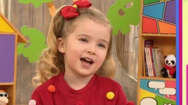"�ocuktan Al Haberi" program�ndaki sevimli halleriyle haf�zalara kaz�nan ve "Kutu Bebek" lakab�yla tan�nan Ebrar Demirbilek, uzun bir aran�n ard�ndan kat�ld��� bir film galas�nda kameralar kar��s�na ge�ti. Son halini g�renler tan�makta g��l�k �ekerken, eski g�r�nt�leri sosyal medyada yeniden g�ndeme geldi.