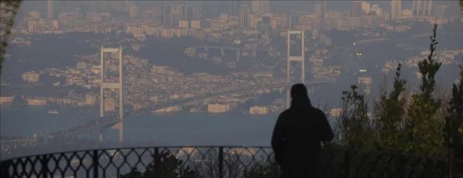 <p>�stanbul Teknik �niversitesi (�T�) b�nyesinde kentteki hava kirlili�ine ili�kin �al��ma yap�ld�. U�ak ve Uzay Bilimleri Fak�ltesi �klim Bilimi ve Meteoroloji M�hendisli�i B�l�m� Ba�kan� Prof. Dr. H�seyin Toros, �stanbul'da 2025 ve 2026'n�n eyl�l aylar�nda hava kirlili�i oranlar�n� inceledi.</p><p>&nbsp;</p><p>�al��malarda �evre, �ehircilik ve �klim De�i�ikli�i Bakanl��� ile �stanbul B�y�k�ehir Belediyesi'nin (�BB) hava kalitesi �l��m istasyonlar�nda kaydedilen havadaki partik�l madde (PM10) oran� g�zlemlendi.</p><p>&nbsp;</p><p><strong>ARTI� YA�ANDI</strong></p><p>&nbsp;</p><p>Buna g�re, kentte eyl�l ay�ndaki PM10 konsantrasyonu ortalamas� 24 istasyonda metrek�p ba��na 29,33 mikrogram olarak belirlendi. Bu oran, ge�en y�l�n ayn� ay�nda ise ortalama 28,38 mikrogram olarak �l��ld�.</p><p>&nbsp;</p><p>Partik�ler madde kaynakl� hava kirlili�inin ge�en y�la g�re y�zde 3 artt��� belirlendi.</p>