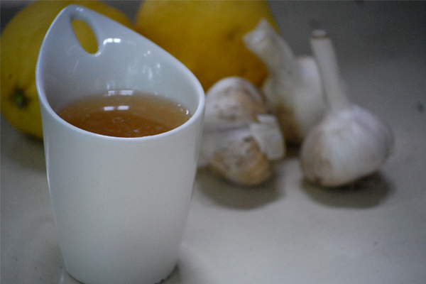 <p><b>YAPILII</b></p>  2 bardak suya parmak ucu byklnde 4-5 adet taze zencefil, yoksa parmak ucu byklnde paralanm kuru zencefil koyun. 6 dakika kadar iyice kaynatn. Daha sonra 2 byk veya 3 kk sarmsa dvn. Karmn iine ilave edin. Bu aya yarm tatl ka taze sklm limon suyu ekleyin. Biraz lndktan sonra 2 kk kahve ka bal koyun. Sabah ve akam birer fincan iin.