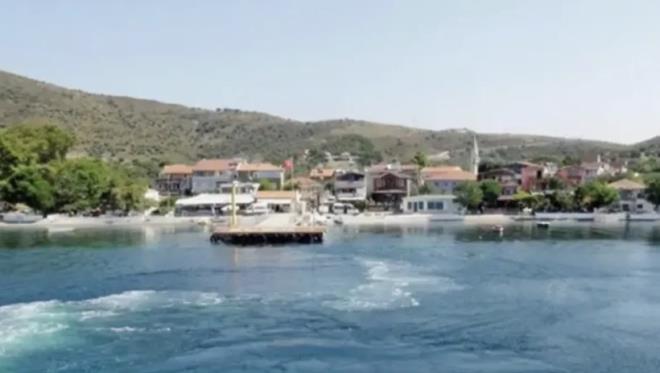 <h3>TAR�H KOKAN K�YLER VE ANT�K GE�M��</h3> <p>Ge�mi� tarihlerde "Halone" ve "Proti" gibi isimlerle an�lan Pa�aliman� Adas�, co�rafi konumu gere�i y�zy�llar boyunca pek �ok farkl� medeniyete ev sahipli�i yapt�. Osmanl� �mparatorlu�u d�neminde �zellikle Osmanl� devlet adam� Lala Mustafa Pa�a ile �zde�le�en adan�n k�kleri derin bir tarihe dayan�yor.</p> <p>Adan�n s�n�rlar� i�erisinde yer alan Pa�aliman�, Harmanl�, Bal�kl�, Poyrazl� ve Tuzla k�yleri, geleneksel Ege ve Marmara mimarisini yans�tan ta� evleri ve samimi mahalle k�lt�r�yle ziyaret�ilerini adeta zaman yolculu�una ��kar�yor. Tarih merakl�lar� i�in ke�fedilmeyi bekleyen pek �ok iz bar�nd�ran bu yerle�imler, do�all���n� korumay� ba�ar�yor.</p>