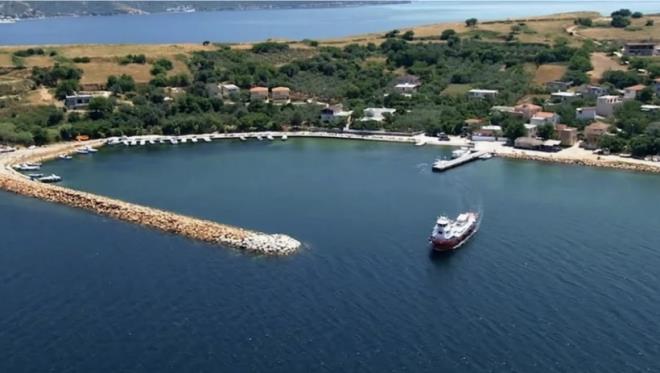 <h3>E�S�Z PARKURLAR</h3> <p>Gazeteci Sad�k �im�ek’in aktard��� bilgilere g�re, Marmara Denizi’nin en berrak ve temiz sular�na ev sahipli�i yapan Pa�aliman� Adas�, su sporlar�na ve su alt� ke�iflerine merakl� tatilciler i�in bi�ilmi� kaftan.</p> <p>T�pl� ve serbest dal�� aktivitelerinin yan� s�ra r�zgar s�rf� ve yelken gibi bran�lar i�in de elveri�li ko�ullar sunan ada, zengin bir su alt� fauna �e�itlili�ine sahip.</p> <p>�te yandan y�ksek katl� binalar�n bulunmad��� adada, sabah�n ilk ���klar� ve g�n bat�m� saatlerinde ortaya ��kan manzaralar do�a y�r�y��� yapanlar ile manzara foto�raf��l��� tutkunlar�na muhte�em kareler sunuyor.</p>