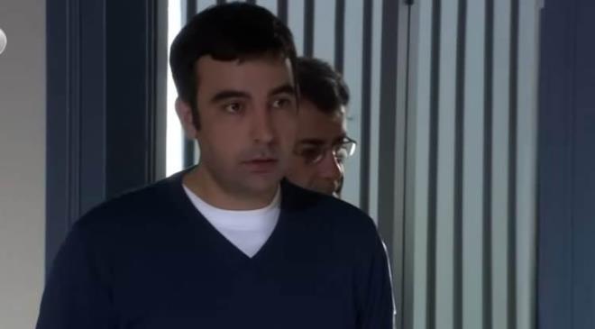T�rk televizyon tarihinin en �ok izlenen dizileri aras�nda yer alan Yaprak D�k�m� dizisinde �evket Tekin karakterine hayat veren Hasan K���k�etin, y�llar sonra yeniden g�ndeme geldi. Uzun s�redir g�zlerden uzak bir ya�am s�ren �nl� oyuncunun son hali ve ge�irdi�i de�i�im dikkat �ekti.