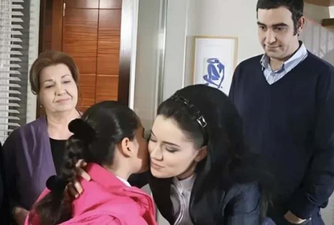 SON HAL� G�NDEM OLDU<br>45 ya��ndaki oyuncunun, kat�ld��� bir programda �ekilen son g�r�nt�leri b�y�k dikkat �ekti.<br>Oyuncunun son halinde sa�lar�n�n k�rla�t���, b�y�k ve sakal b�rakt��� g�r�ld�.&nbsp;<br>Bir s�yle�i s�ras�nda g�r�nt�lenen K���k�etin’in de�i�imi, sevenlerinin dikkatini �ekti.<br>